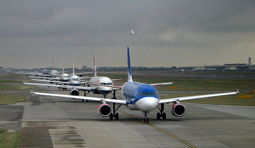 Cảnh tượng tắc đường cũng từng xảy ra tại đường băng sân bay Heathrow (London, Anh). Ảnh: Flickr.