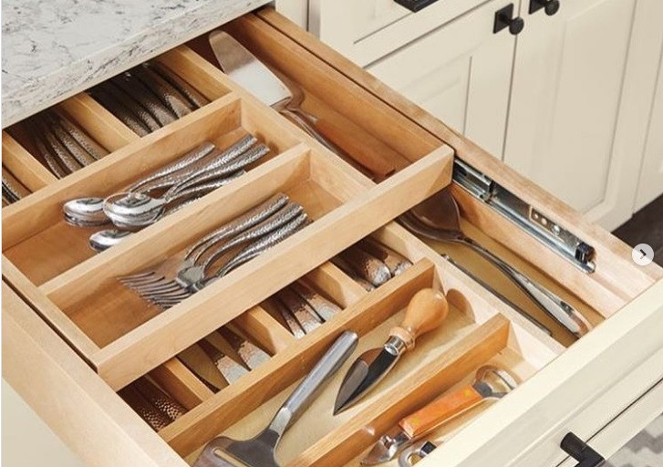 Ngăn kéo lưu trữ tất cả các dụng cụ nhà bếp cần thiết. Nguồn ảnh: Brightside.