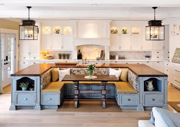 Đảo bếp tích hợp chỗ ngồi tạo không gian ấm cúng cho bữa tối.