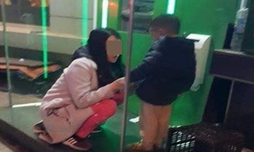 Phan no voi nguoi me bo con o cay ATM giua dem ret