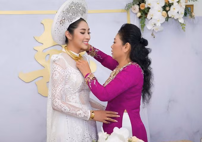 Loat my nhan Viet deo vang nang triu co khi ve nha chong-Hinh-2