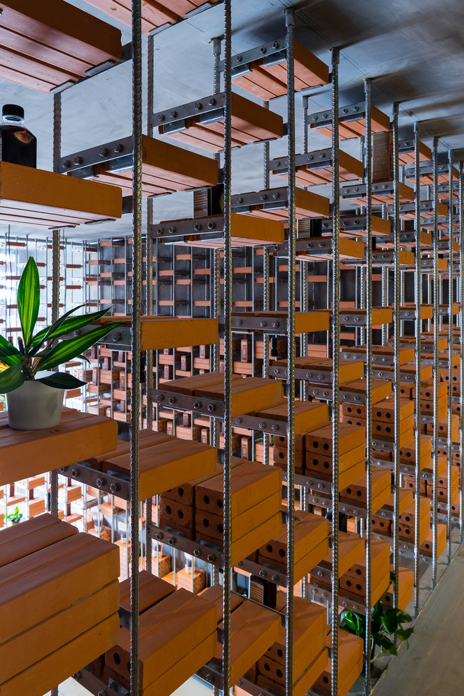 Nội thất có chức năng như kệ trưng bày sản phẩm.