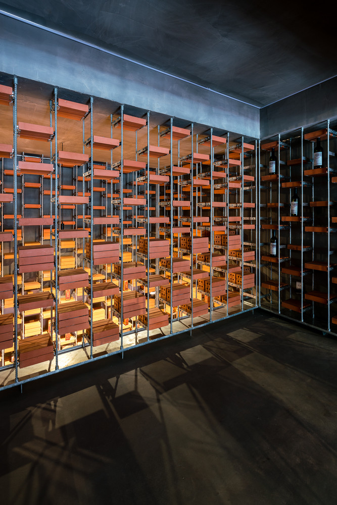 Công trình độc đáo lung linh dưới ánh đèn. Nguồn ảnh: Quang Dam.