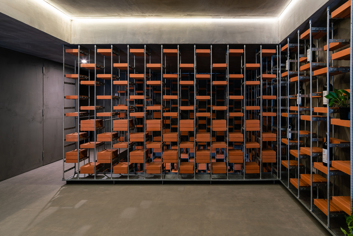 Sự kết hợp độc đáo giữa khung thép và gạch nung mang đến giá trị thẩm mỹ.