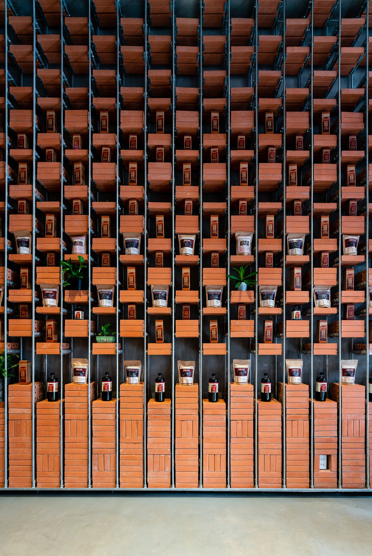 Bên cạnh việc tôn vinh giá trị của sản phẩm nước mắm truyền thống Việt Nam, đơn vị thiết kế công trình cũng muốn tôn vinh giá trị của vật liệu gạch nung truyền thống.