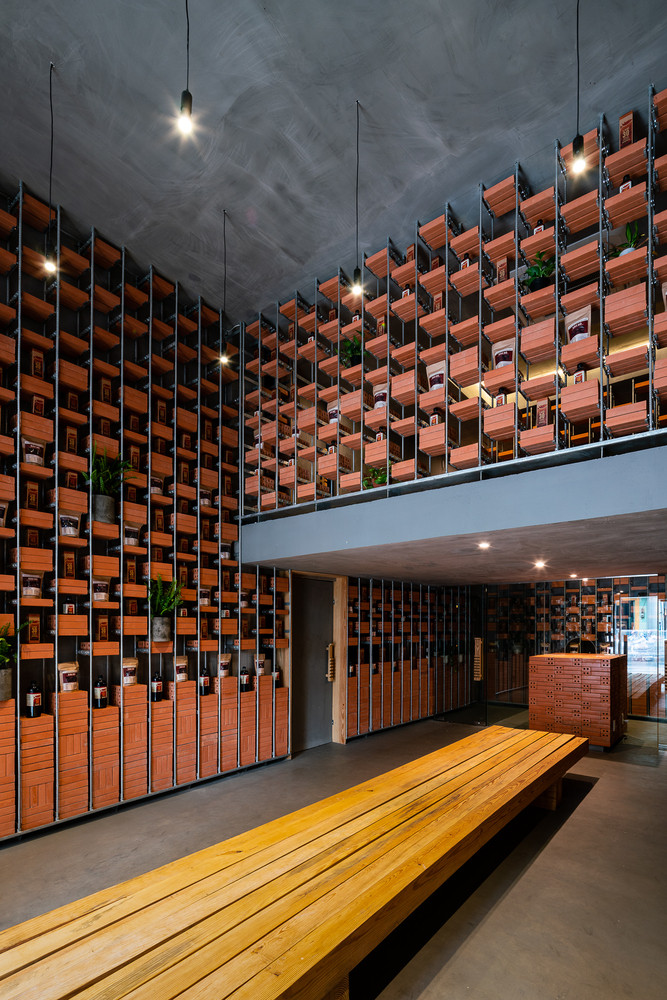 Đặc biệt, hệ khung sắt có thể linh hoạt tháo gỡ thay đổi theo kích thước sản phẩm.