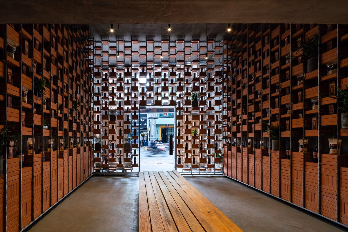  Trần nhà cao giúp không gian thoáng đãng.