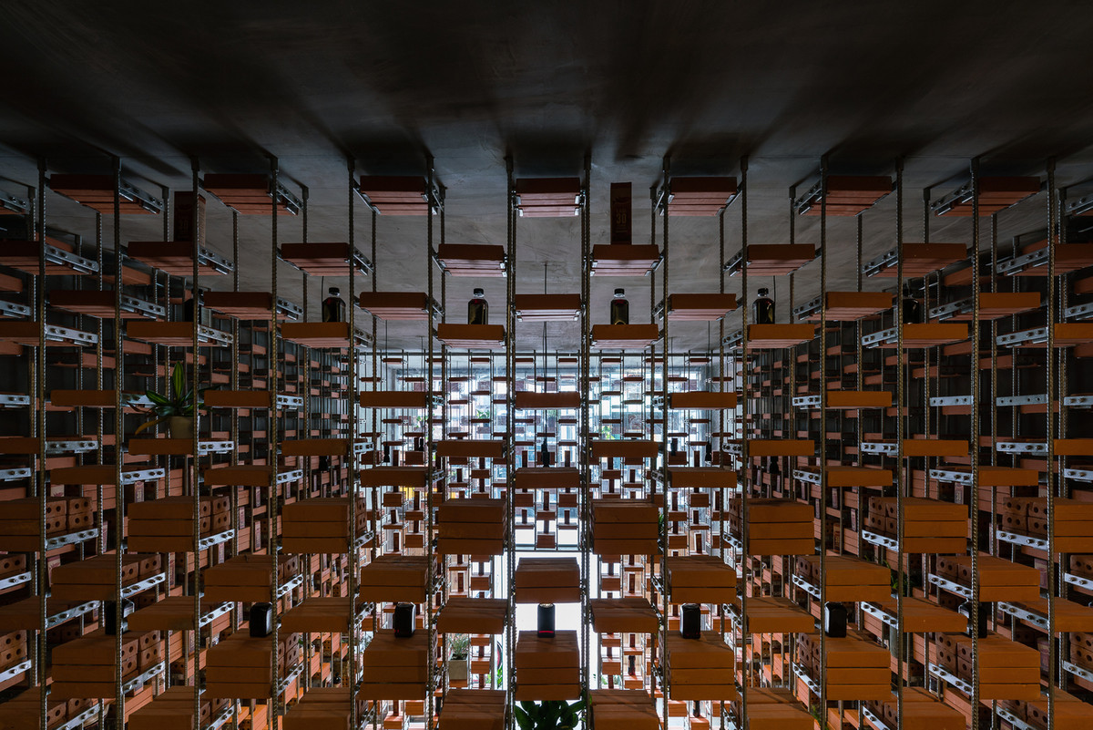 Điểm nhấn của công trình là hệ thống khung sắt và gạch đồng nhất từ mặt tiền vào bên trong.