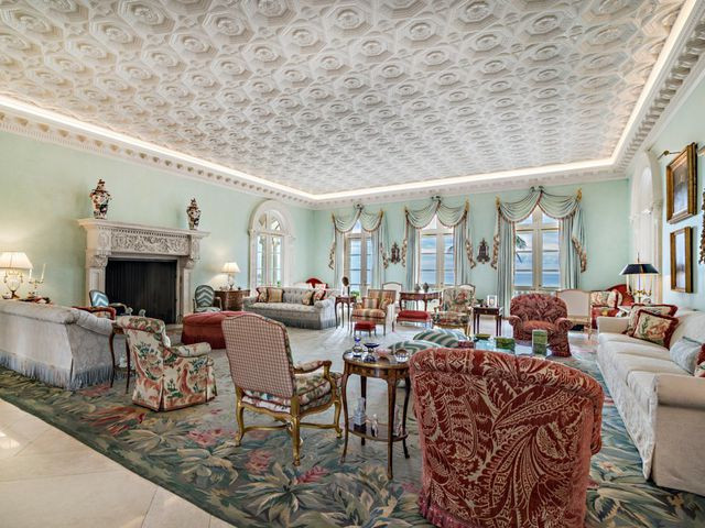 Phòng khách mang hơi hướng cổ điển.