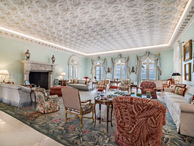 Phòng khách mang hơi hướng cổ điển.