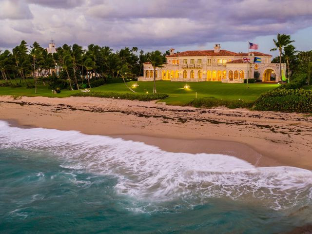 Biệt thự cao cấp gồm 64 mét bãi biển tư nhân, vườn cây ăn quả, phòng tập thể dục sang trọng, hồ bơi và bến thuyền riêng.