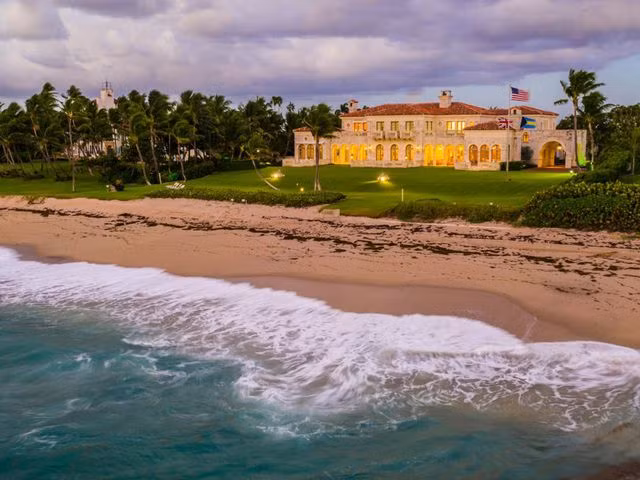 Biệt thự cao cấp gồm 64 mét bãi biển tư nhân, vườn cây ăn quả, phòng tập thể dục sang trọng, hồ bơi và bến thuyền riêng.