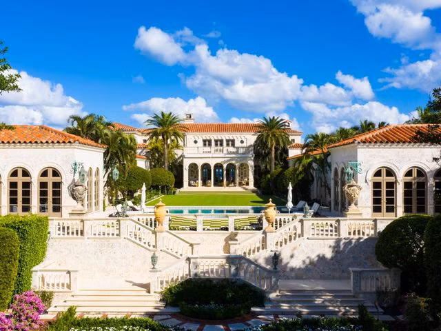 Biệt thự được thiết kế theo phong cách Phục hưng Ý, thuộc về nhà sản xuất quá cố Broadway, Terry Allen Kramer, là ngôi nhà gia đình đắt nhất từng được bán ở Palm Beach.