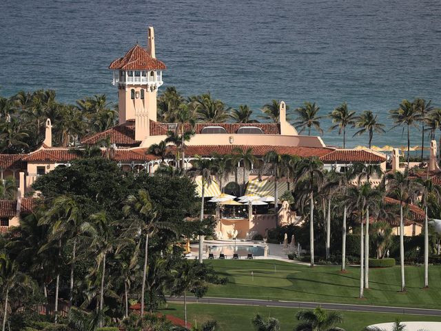 Dinh thự tọa lạc tại 1295 S. Ocean Blvd (Palm Beach, Florida), trên Đại lộ Nam Đại Dương, Hoa Kì, cách khu nghỉ mát Mar-a-Lago của Tổng thống Donald Trump không xa.