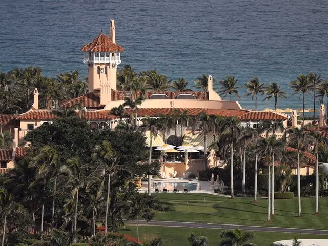 Dinh thự tọa lạc tại 1295 S. Ocean Blvd (Palm Beach, Florida), trên Đại lộ Nam Đại Dương, Hoa Kì, cách khu nghỉ mát Mar-a-Lago của Tổng thống Donald Trump không xa.