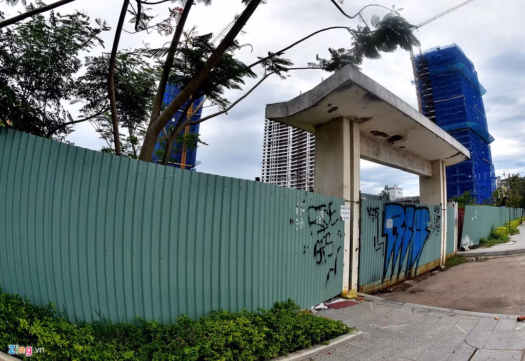 Theo cam kết, dự án sẽ được triển khai vào cuối 2017 và dự kiến hoàn thành vào cuối 2020. Tuy nhiên, sau gần 10 tháng, chủ đầu tư vẫn “án binh bất động” trong việc triển khai dự án. Ảnh: Zing