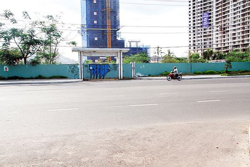 Tháng 7/2018, UBND tỉnh Bình Định đã ra quyết định thu hồi chủ trương đầu tư dự án này với lý do chủ đầu tư không triển khai đúng như cam kết. Hiện khu đất này đang được UBND tỉnh Bình Định rào kín và đem ra đấu giá. Ảnh: Binhdinh