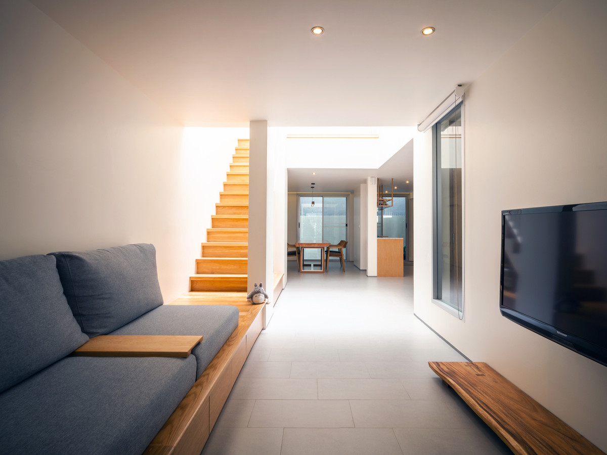 Nội thất quanh tường giúp tiết kiệm diện tích trong phòng khách.