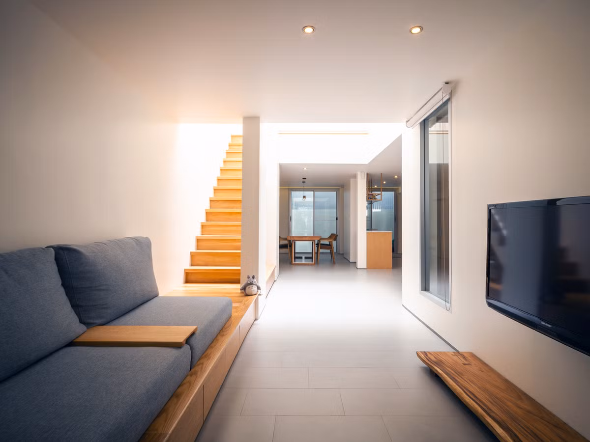 Nội thất quanh tường giúp tiết kiệm diện tích trong phòng khách.