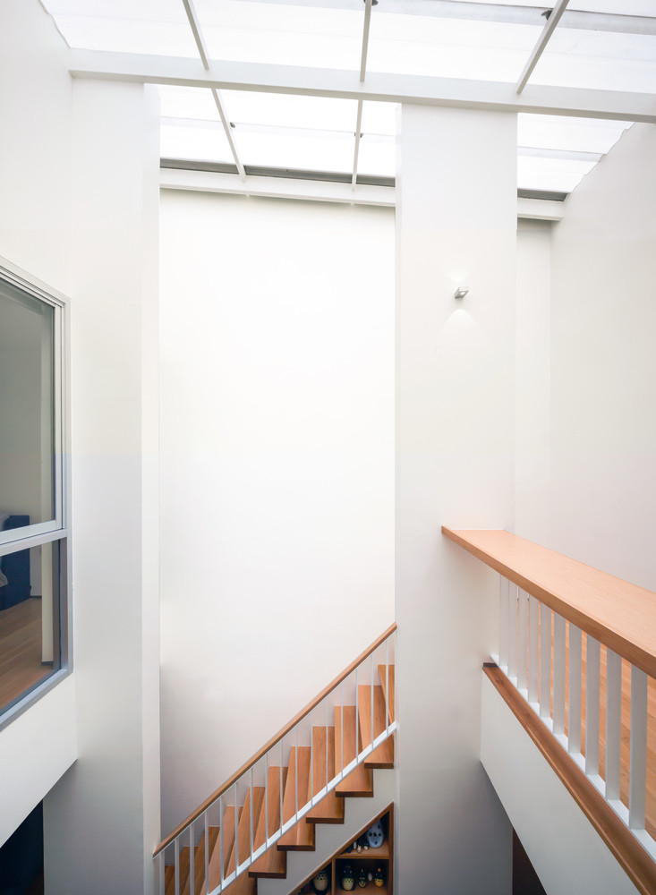 Giải pháp của kiến trúc sư là bố trí thêm giếng trời ở giữa nhà.