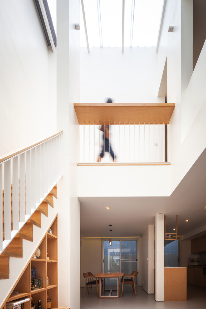 Loại bỏ những bức tường phân chia bí bách, giếng trời tạo nên một khoảng sân trong nhà ngập ánh sáng.