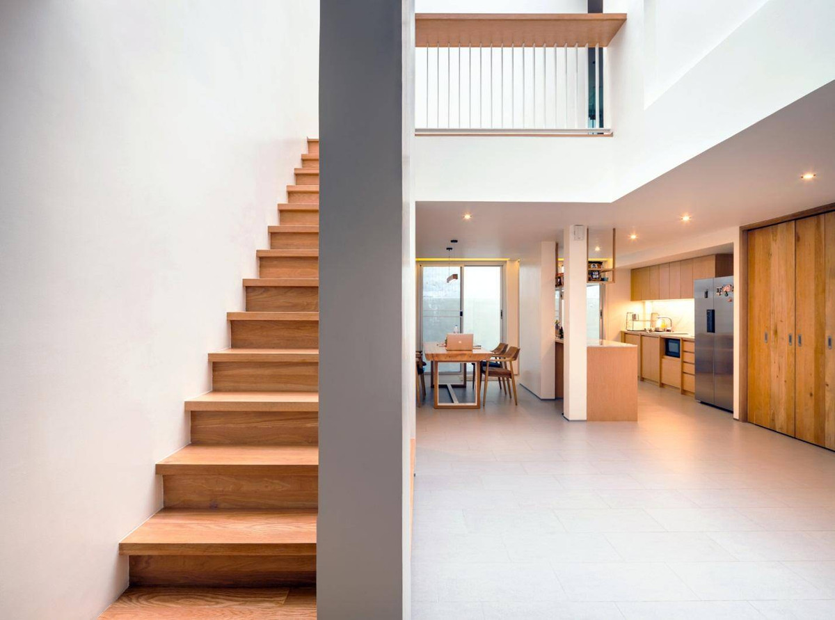  Nhà bếp và phòng ăn được ngăn cách bởi bức tường mỏng nên không bí bách.