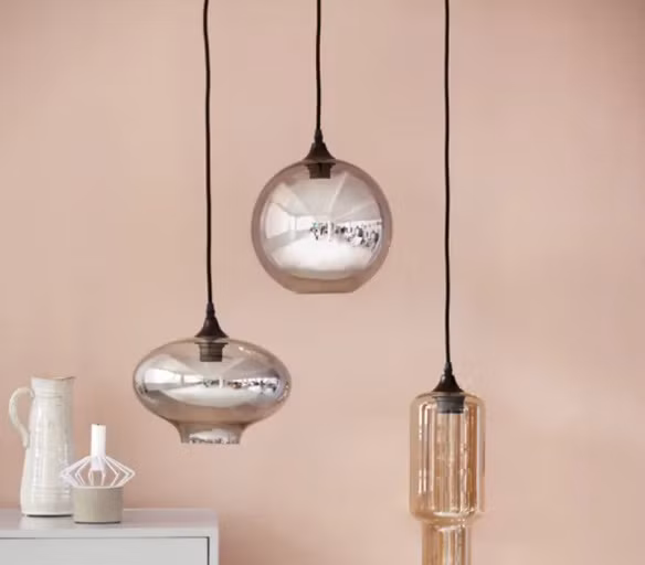 Thay chụp đèn cũ bằng những mẫu mã mới vừa tăng tính hiện đại vừa tiết kiệm.