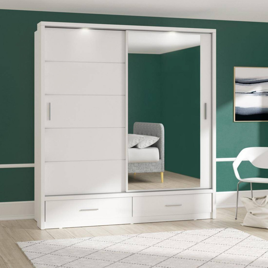 Một chiếc gương gắn vào cửa tủ vừa giúp mở rộng không gian vừa tăng thêm sự sang trọng cho căn nhà.