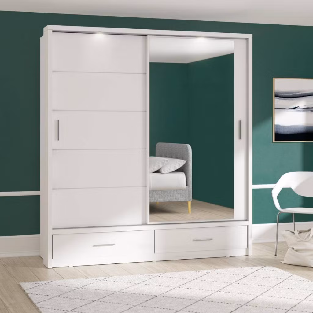 Một chiếc gương gắn vào cửa tủ vừa giúp mở rộng không gian vừa tăng thêm sự sang trọng cho căn nhà.