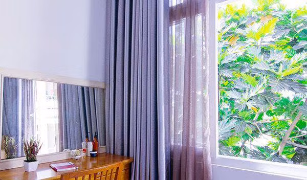 Những khoảng xanh tạo điểm nhấn dễ thương cho ngôi nhà 3 tầng.