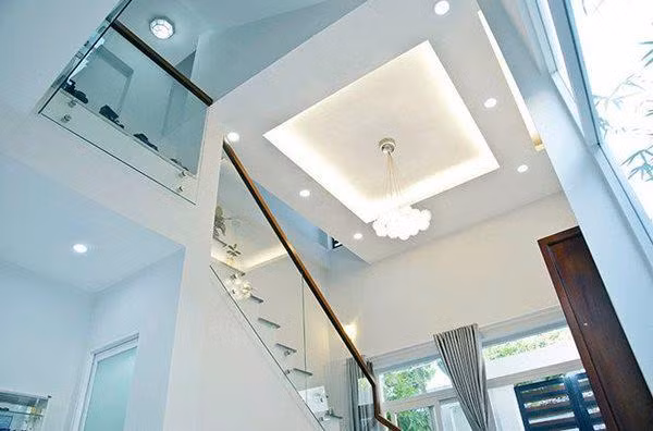 Thiết kế lan can cầu thang bằng kính đơn giản những vẫn nhẹ nhàng, tinh tế.