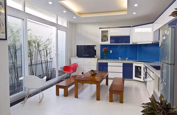 Nhà bếp thoáng đãng nhờ mảng xanh bên cạnh.