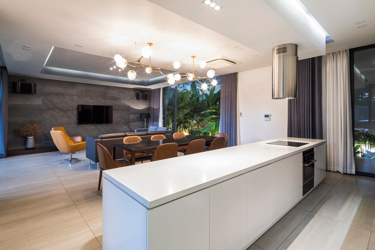 Các bức tường được thay thế bằng cửa kính đẩy, giúp ngôi nhà luôn thông thoáng.