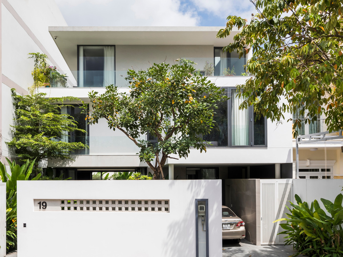 Được xây dựng trên diện tích 207m2, ngôi nhà có thiết kế 3 tầng với màu trắng nổi bật giữa khu phố ồn ào ở TP HCM.