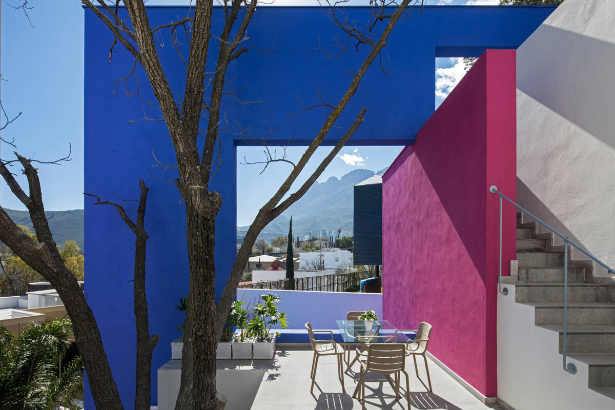 Được xây theo cấu trúc bậc thang, mỗi tầng trong nhà đều có không gian trong - ngoài xen kẽ.