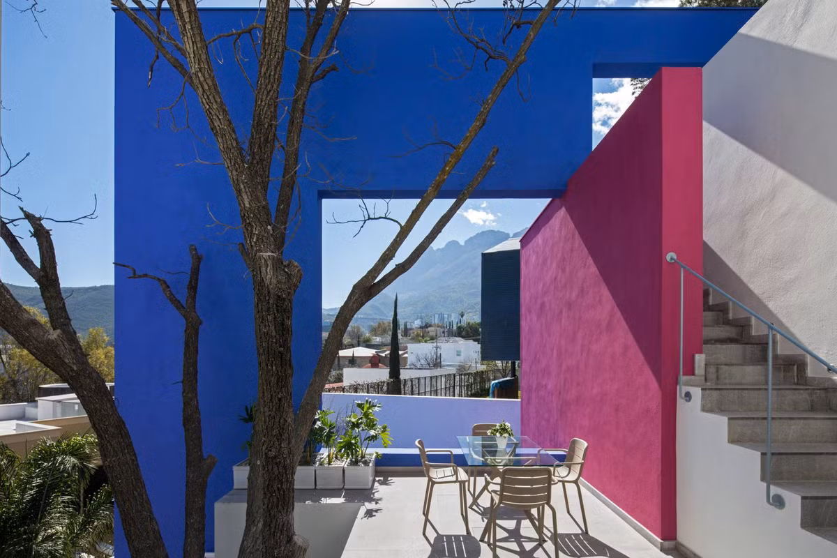 Được xây theo cấu trúc bậc thang, mỗi tầng trong nhà đều có không gian trong - ngoài xen kẽ.