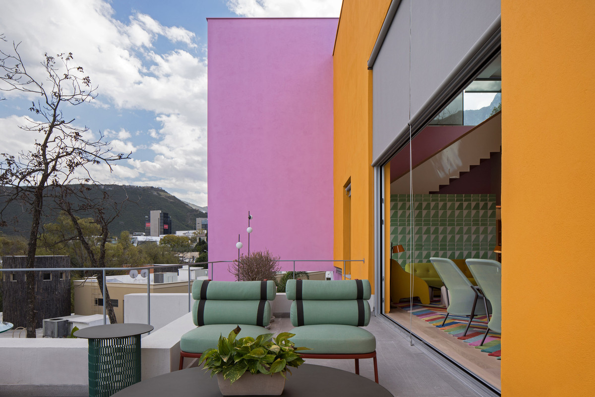 Thiết kế này cũng giúp kết nối trực quan giữa thiên nhiên bên ngoài và các khu vực trong nhà.