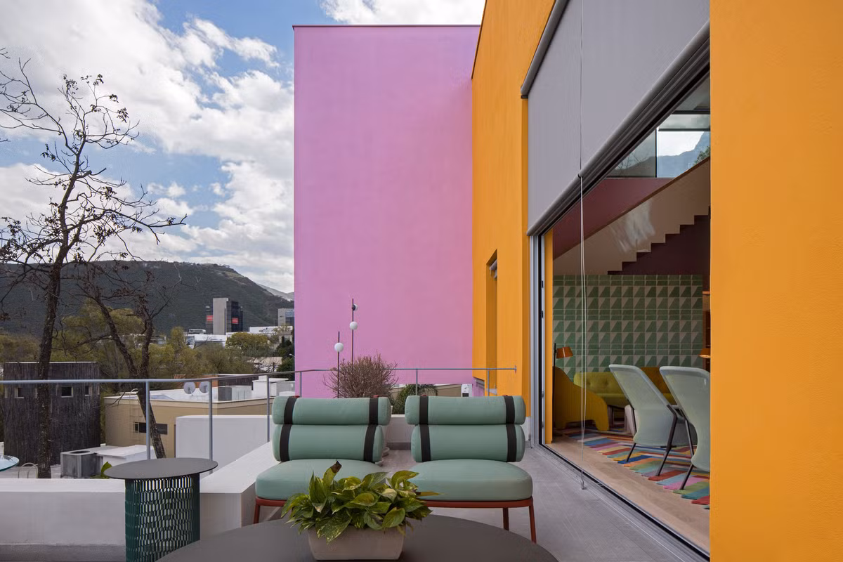 Thiết kế này cũng giúp kết nối trực quan giữa thiên nhiên bên ngoài và các khu vực trong nhà.