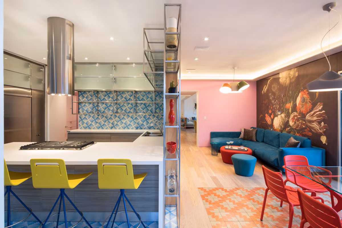 Nội thất trong nhà cũng được sử dụng với nhiều màu sắc khác nhau.