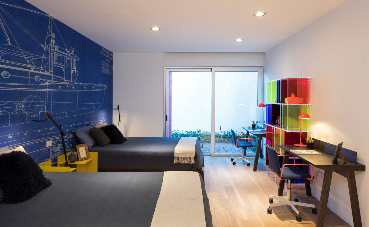 Nhà có 4 phòng ngủ, mỗi phòng đều có cửa kính trượt và vườn riêng.