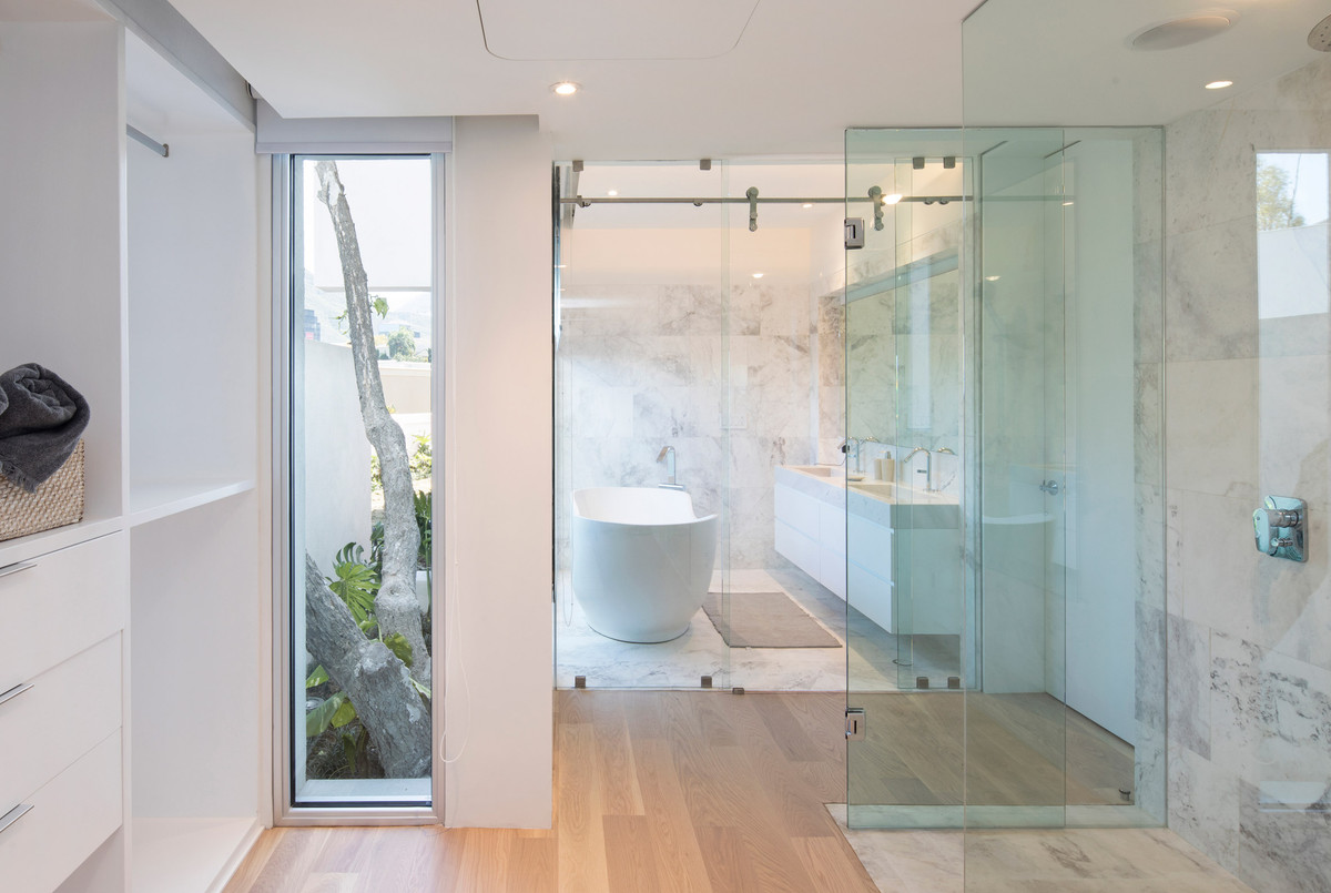 Phòng tắm với nội thất hiện đại như khách sạn.