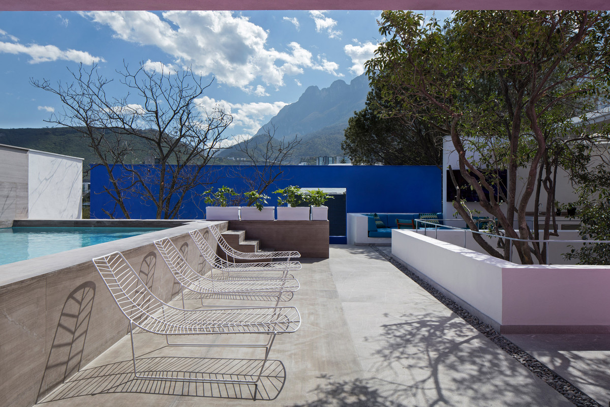 Điểm nổi bật nhất của căn nhà là những không gian cảnh quan, từ hồ nước mát lạnh, đến khoảng cây thân gỗ vươn lên giữa các tầng.