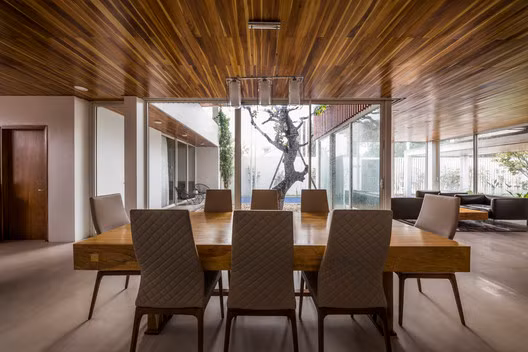 Từ phòng ăn, gia chủ có thể nhìn thẳng ra khu vườn trung tâm.