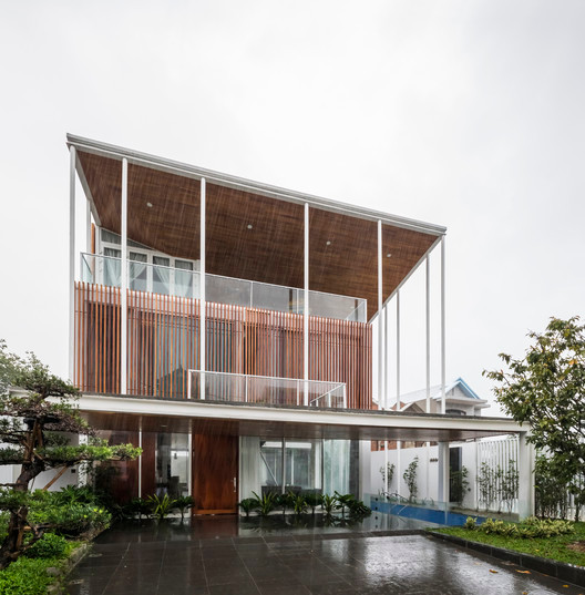 Hệ lam gỗ ngoài mặt tiền đảm bảo không gian riêng tư đồng thời hạn chế ánh nắng gay gắt vào mùa hè.