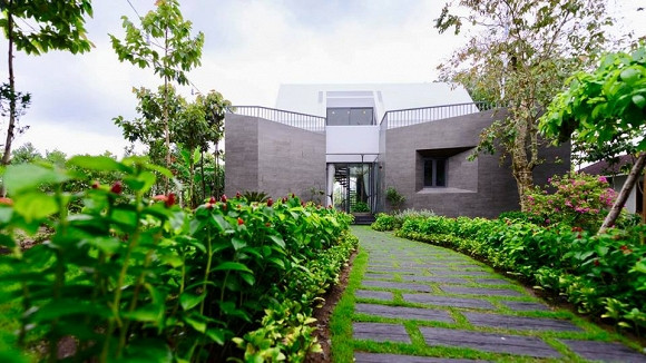 Ngoài ra, ca sĩ Cao Thái Sơn còn là chủ nhận của một căn biệt thự nhà vườn ở Long An.