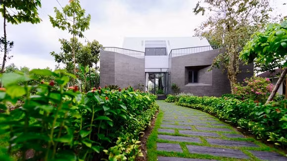 Ngoài ra, ca sĩ Cao Thái Sơn còn là chủ nhận của một căn biệt thự nhà vườn ở Long An.