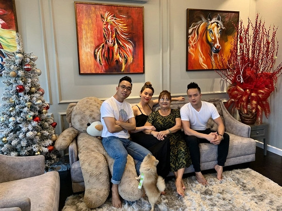 Trong chia sẻ của mình, giọng ca "Con đường mưa" viết: "Ngày đẹp, giờ đẹp, bạn hiền tới thăm nhà. Về làm hàng xóm với mình nhé... Chúc mừng bạn yêu!".