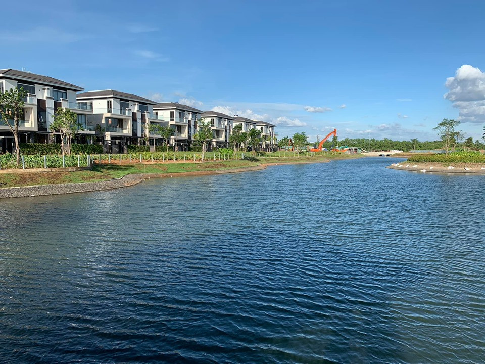 Khu biệt thự của Cao Thái Sơn và Hồ Ngọc Hà có view cực đẹp, nằm tại ven sông Nam Sài Gòn.