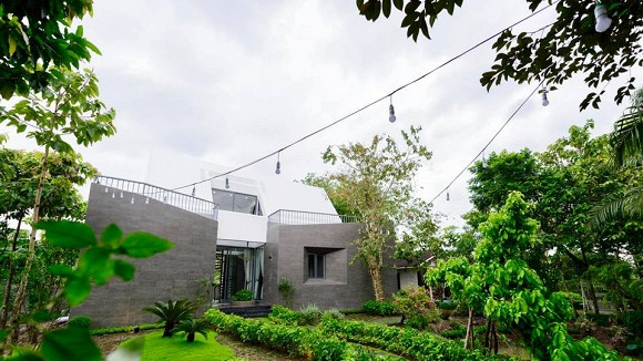 Tổng diện tích của ngôi nhà này là 504m2, mở nhiều cửa, sử dụng các tấm kính lớn để tận dụng ánh sang tự nhiên và đón gió.