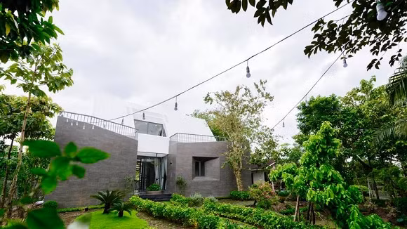 Tổng diện tích của ngôi nhà này là 504m2, mở nhiều cửa, sử dụng các tấm kính lớn để tận dụng ánh sang tự nhiên và đón gió.